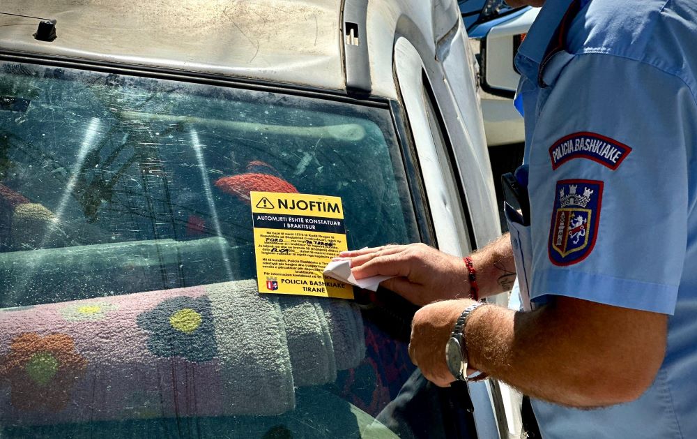 Nis aksioni për heqjen e makinave të braktisura në Tiranë, pronarët 30 ditë afat